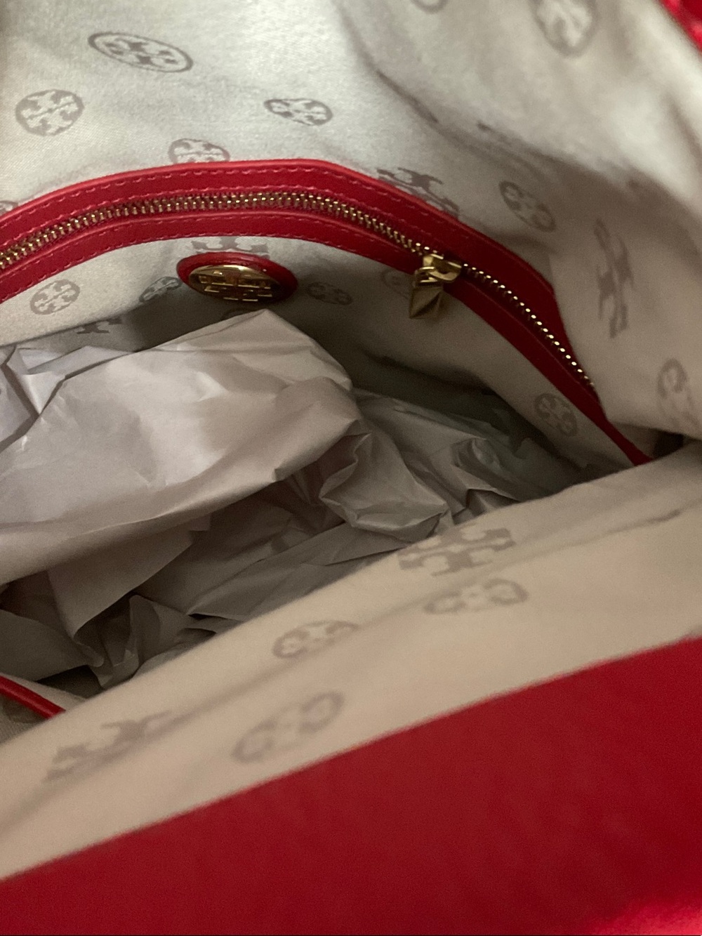 Tory Burch Like New Red Leather Shoulder Bag with Gold Logo Disc - Picture 7 of 8